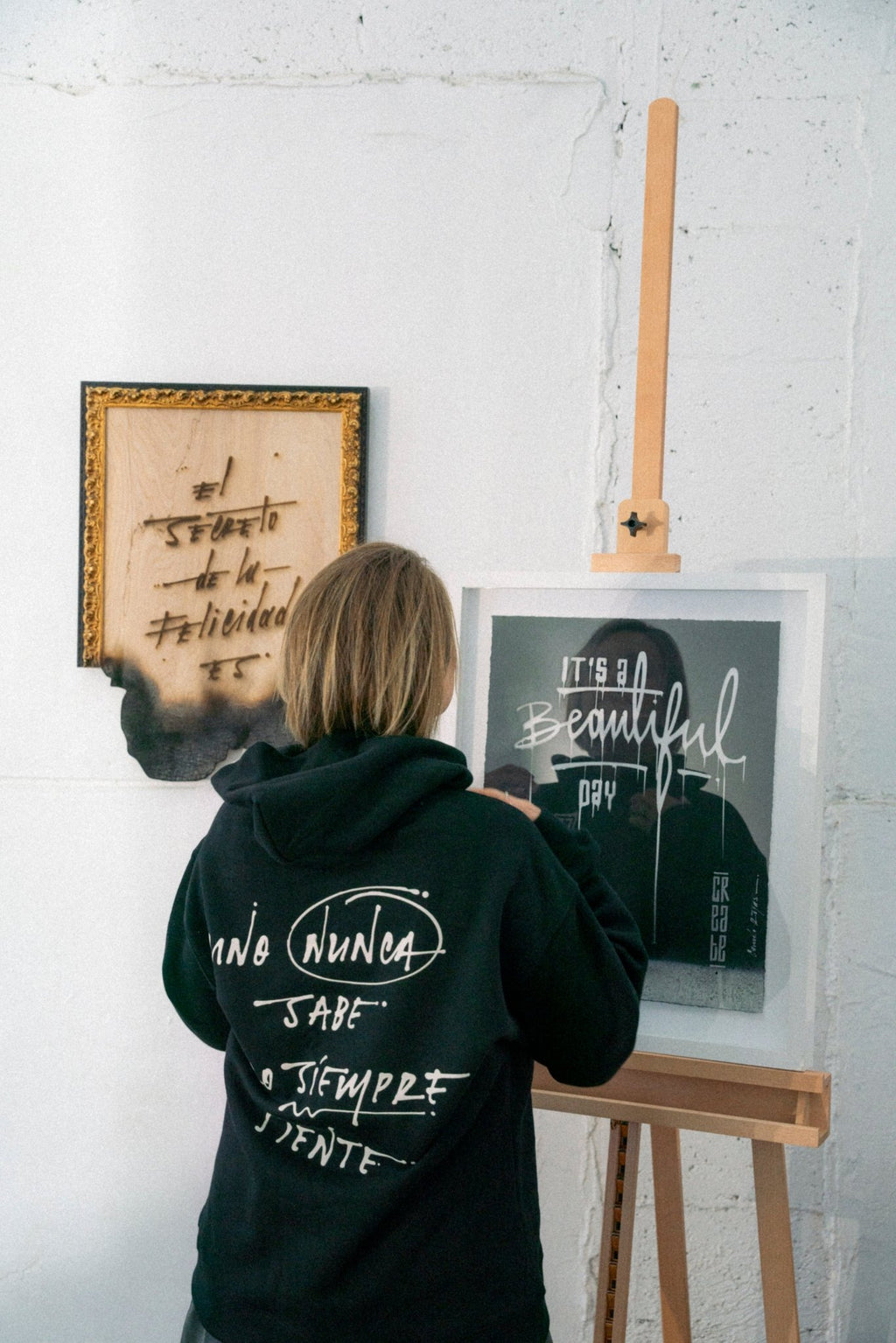 Uno Nunca Sabe Hoodie - Camilo Rojas Shop